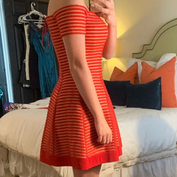 Woman’s dress - Picture 2 of 3